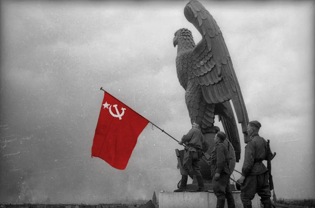 Знамя Победы на аэродроме в Темпельхофе Берлин Третий флаг Победы Евгений Халдей 2 мая 1945 год